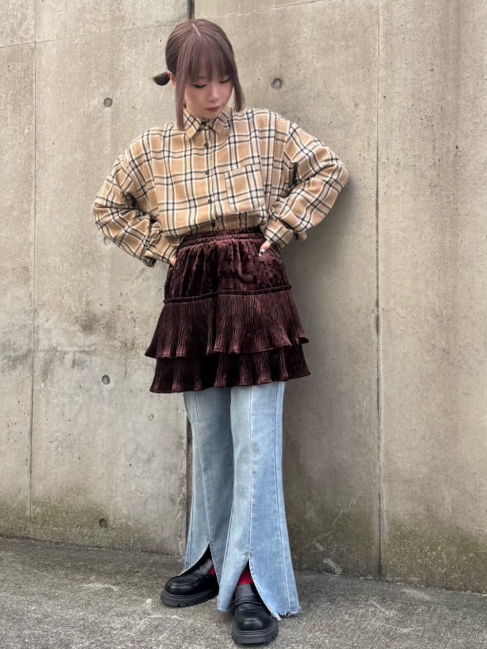 ブラウン系のスカート、ブルー系のデニムパンツ、ベージュ系のシャツ/ブラウスを着用したレディースの冬コーディネートの2枚目の写真