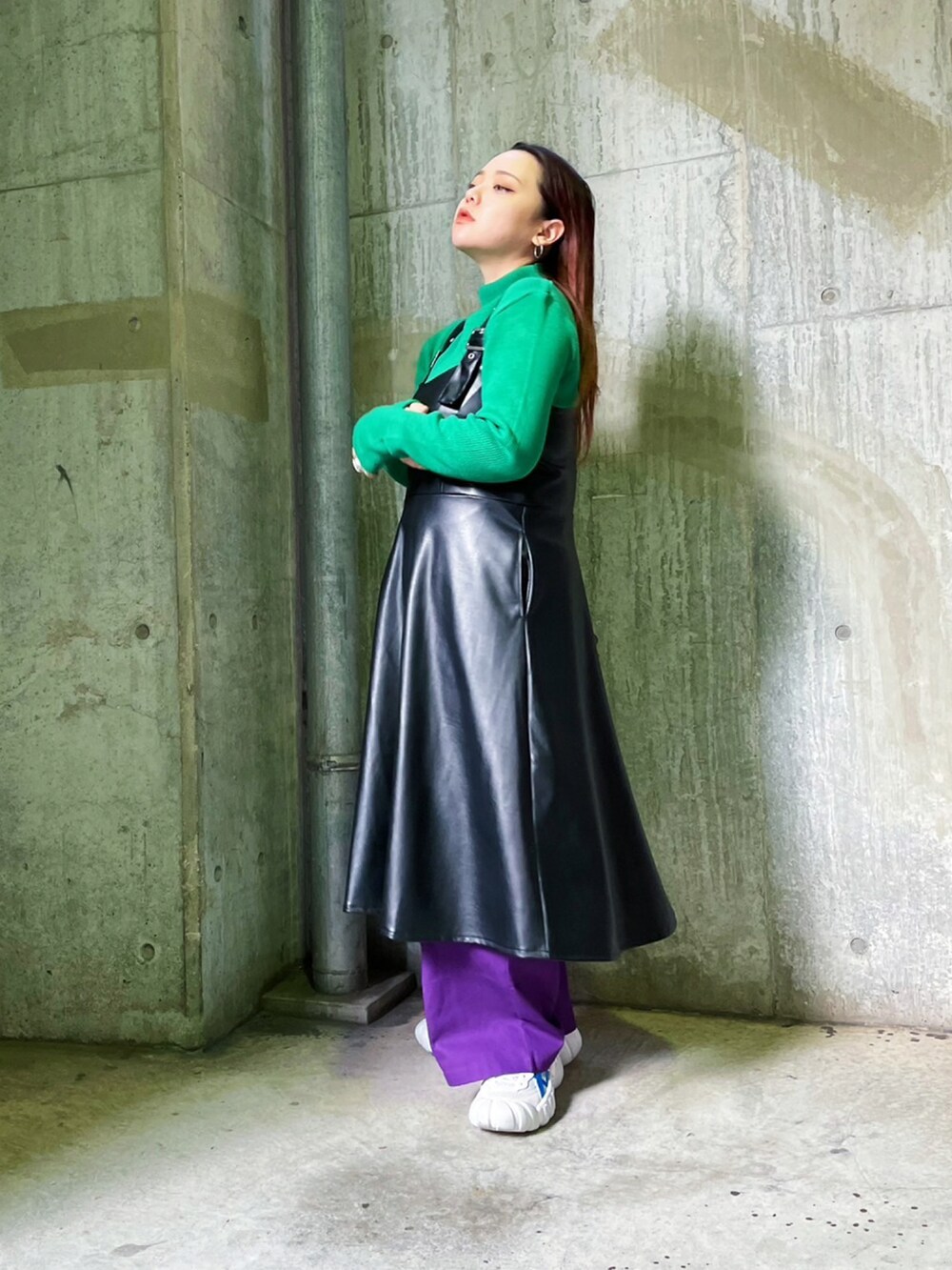 ブラック系のジャンパースカート、グリーン系のニット/セーター、パープル系のその他パンツを着用したレディースの秋コーディネートの2枚目の写真