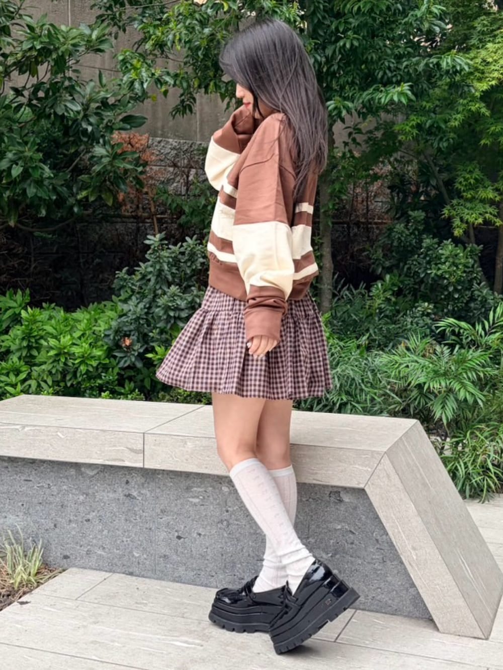 ブラウン系のスカート、ブラウン系のスウェットを着用したレディースの春コーディネートの4枚目の写真