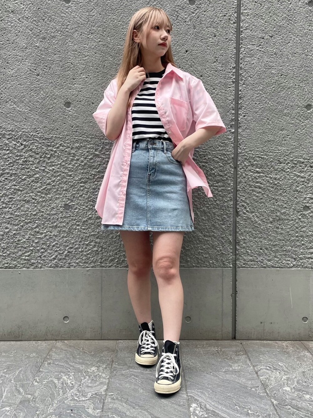 ピンク系のシャツ/ブラウス、その他のTシャツ/カットソー、ブルー系のデニムスカートを着用したレディースの春コーディネートの3枚目の写真