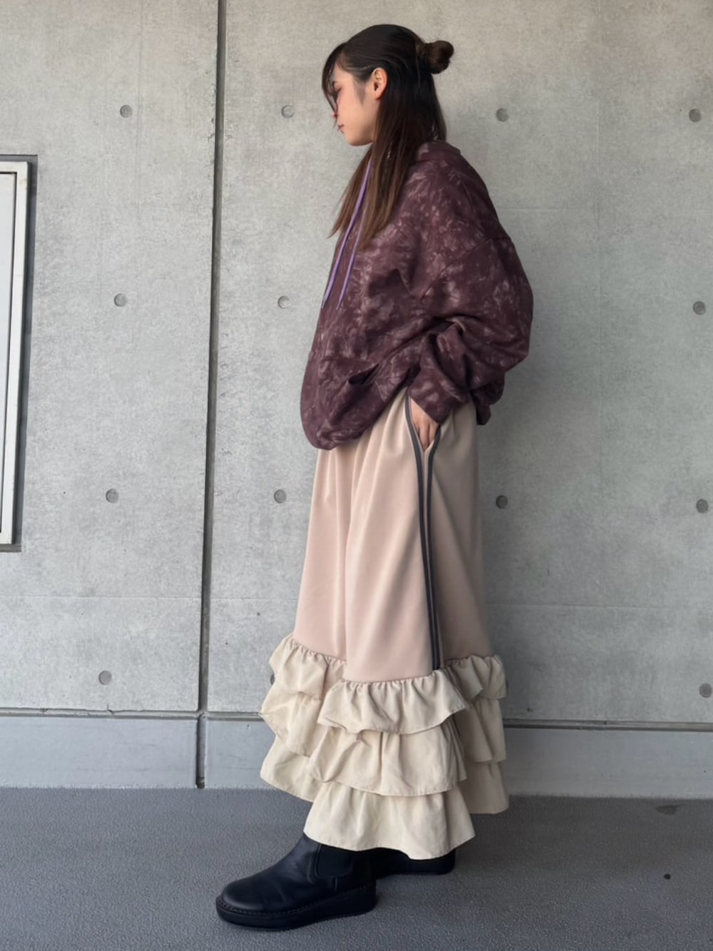 ベージュ系のスカート、ブラウン系のパーカーを着用したレディースの冬コーディネートの3枚目の写真