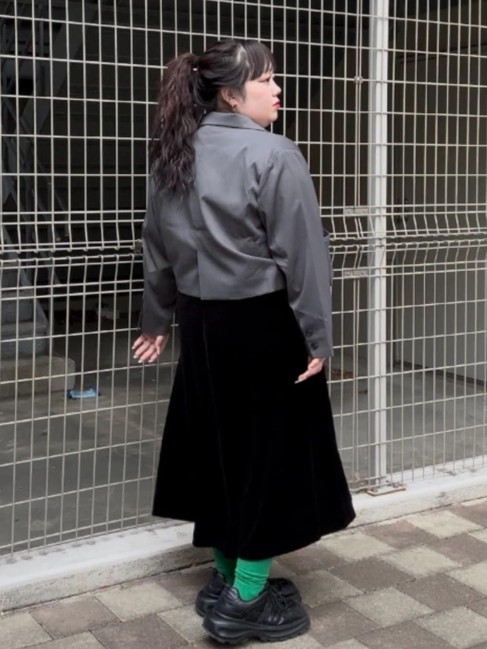 ブラック系のワンピース、グレー系のテーラードジャケットを着用したレディースの春コーディネートの2枚目の写真