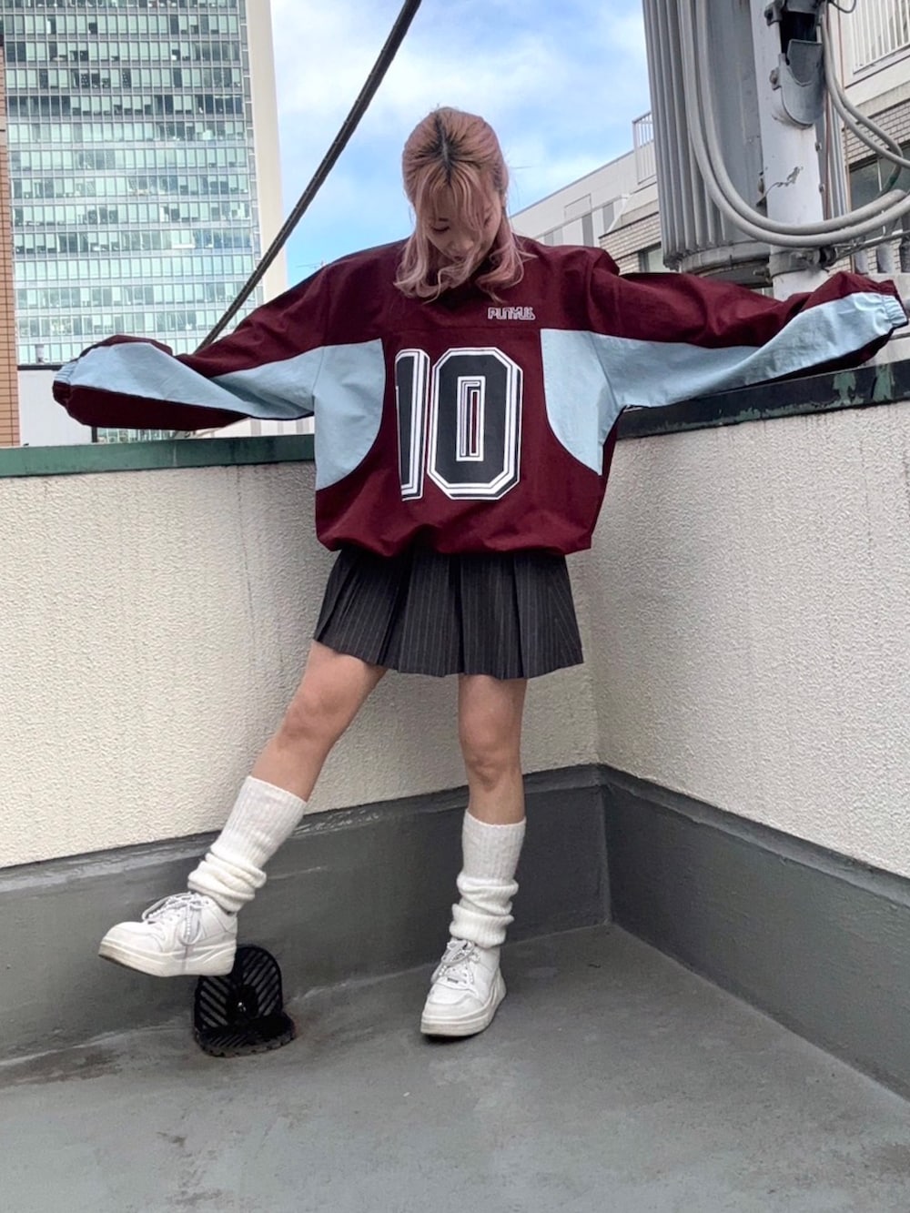 レッド系のTシャツ/カットソー、グレー系のスカートを着用したレディースの冬コーディネートの2枚目の写真