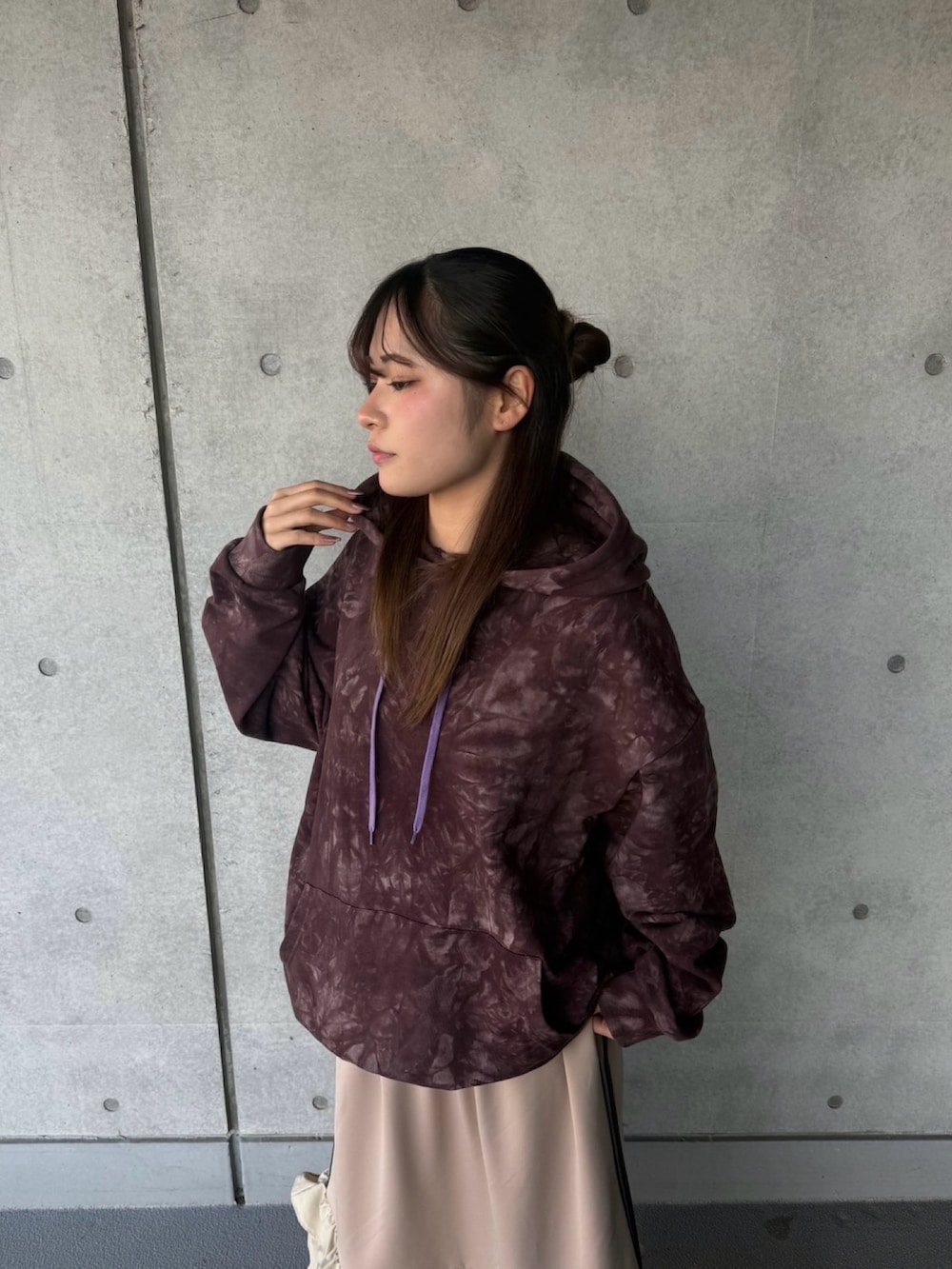 ベージュ系のスカート、ブラウン系のパーカーを着用したレディースの冬コーディネートの4枚目の写真