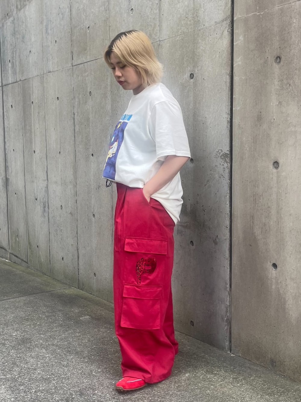 レッド系のカーゴパンツ、ホワイト系のTシャツ/カットソーを着用したレディースの夏コーディネートの3枚目の写真