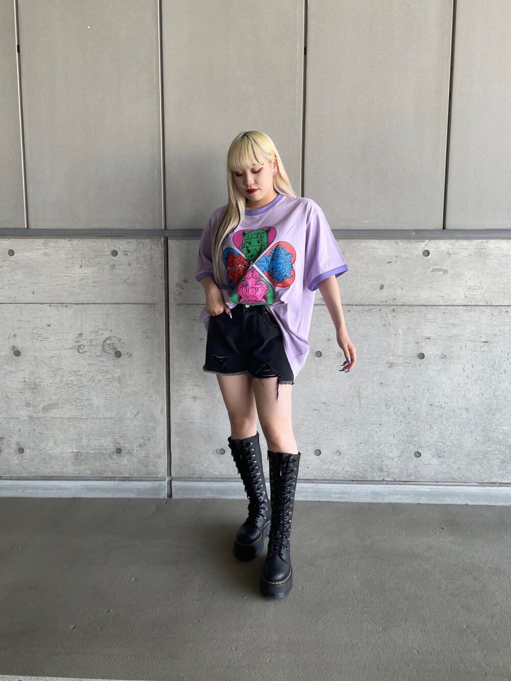 パープル系のTシャツ/カットソー、ブラック系のデニムパンツを着用したレディースの春コーディネートの3枚目の写真