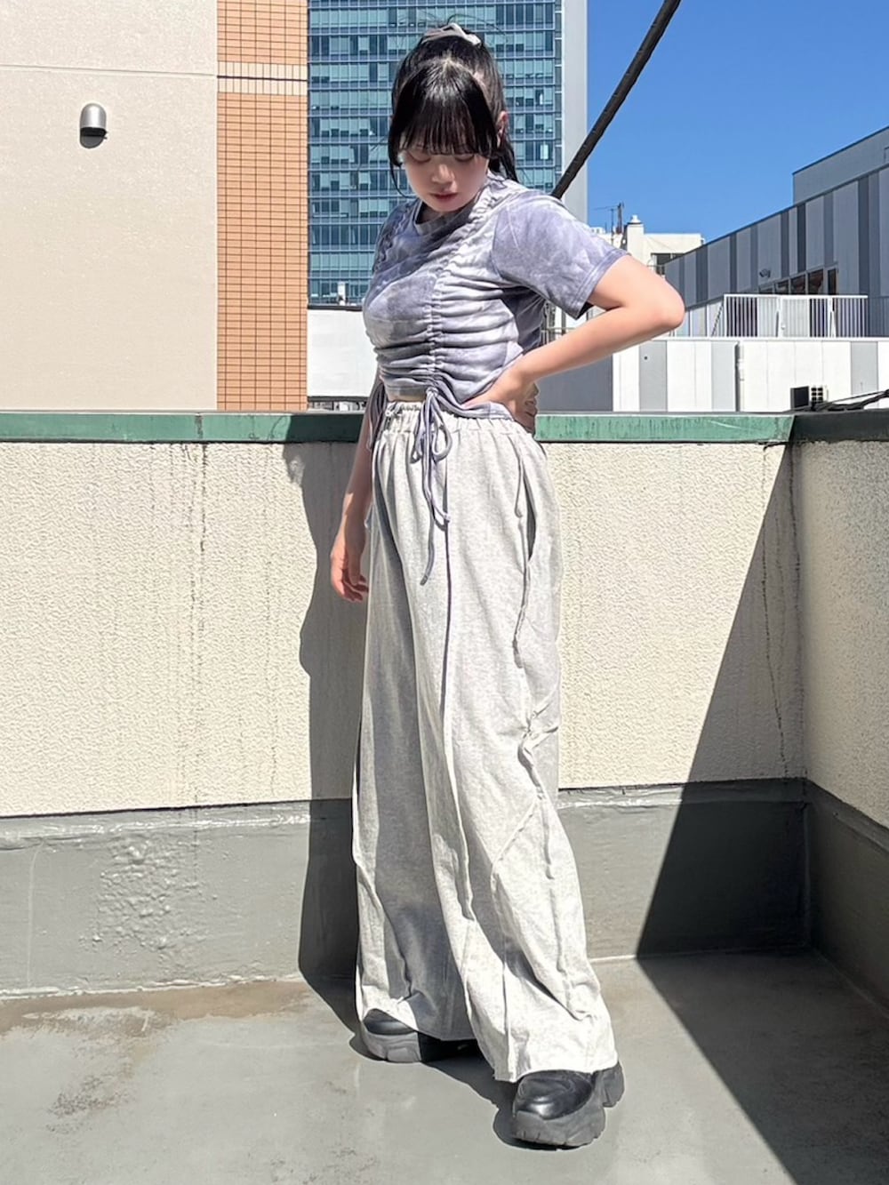 グレー系のスウェットパンツ、パープル系のTシャツ/カットソーを着用したレディースの夏コーディネートの5枚目の写真