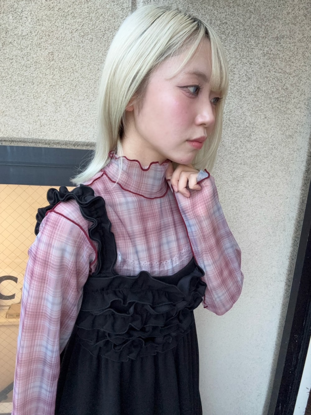 レッド系のスカート、ブラック系のワンピース、レッド系のTシャツ/カットソーを着用したレディースの秋コーディネートの4枚目の写真
