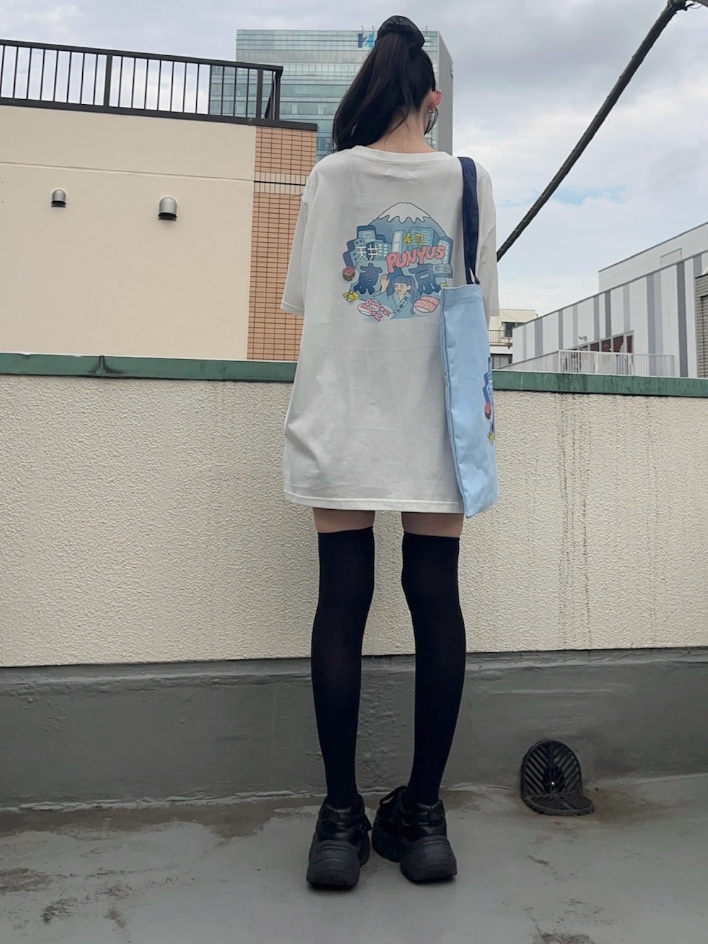 ホワイト系のTシャツ/カットソー、ブラック系のスカートを着用したレディースの秋コーディネートの4枚目の写真