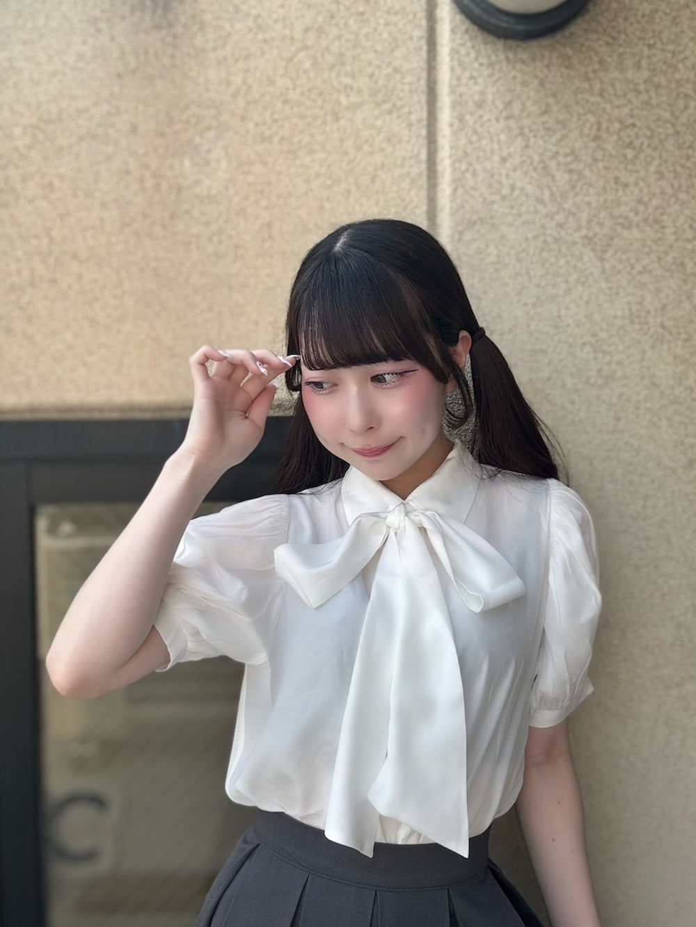 グレー系のスカート、ホワイト系のシャツ/ブラウスを着用したレディースの夏コーディネートの5枚目の写真