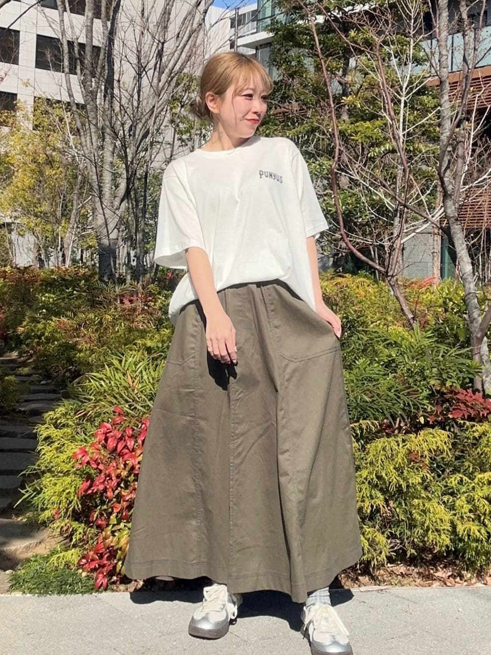 ベージュ系のトレンチコート、ベージュ系のスカートを着用したレディースの春コーディネートの4枚目の写真