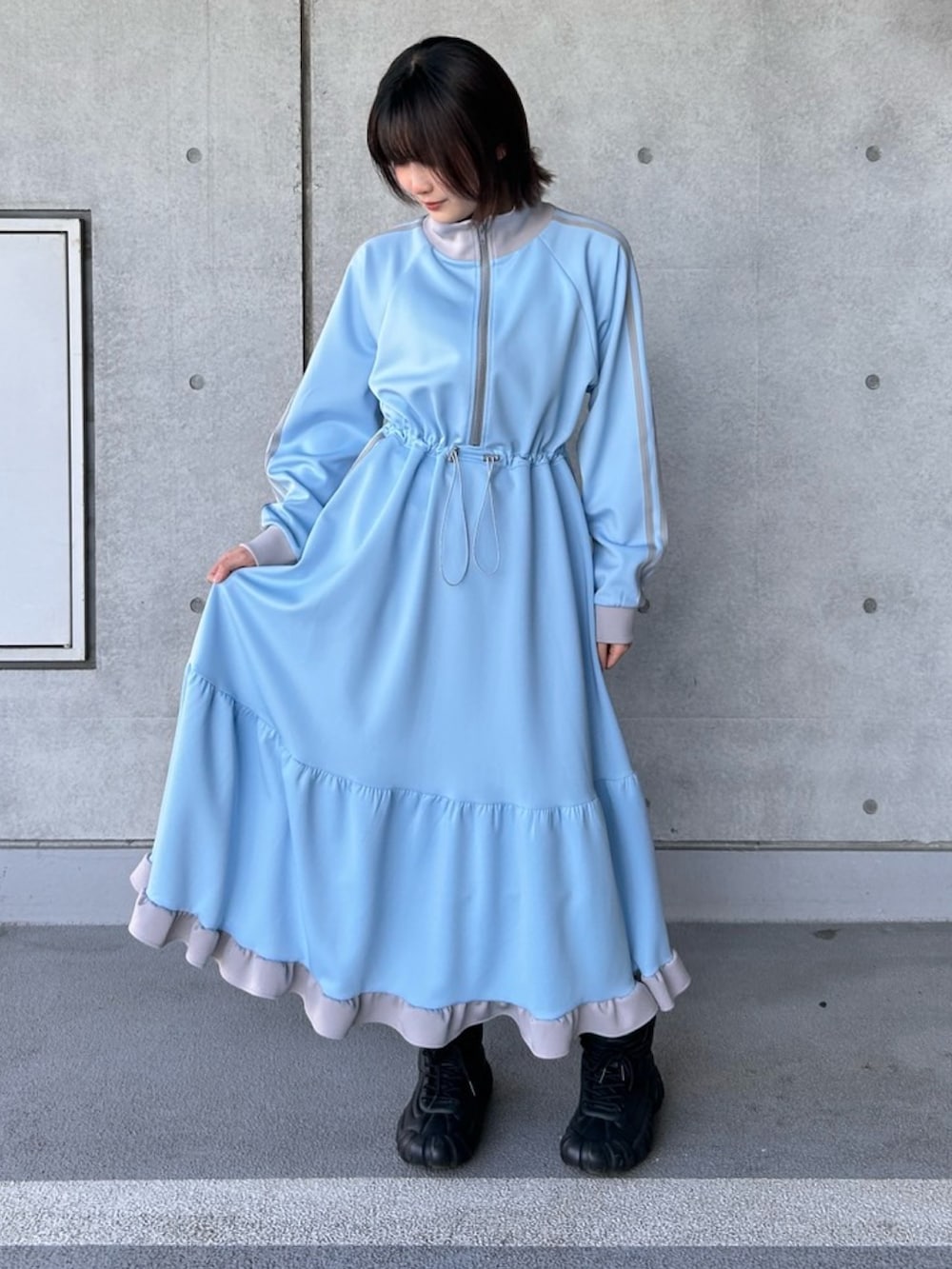 ブルー系のワンピースを着用したレディースの春コーディネートの2枚目の写真