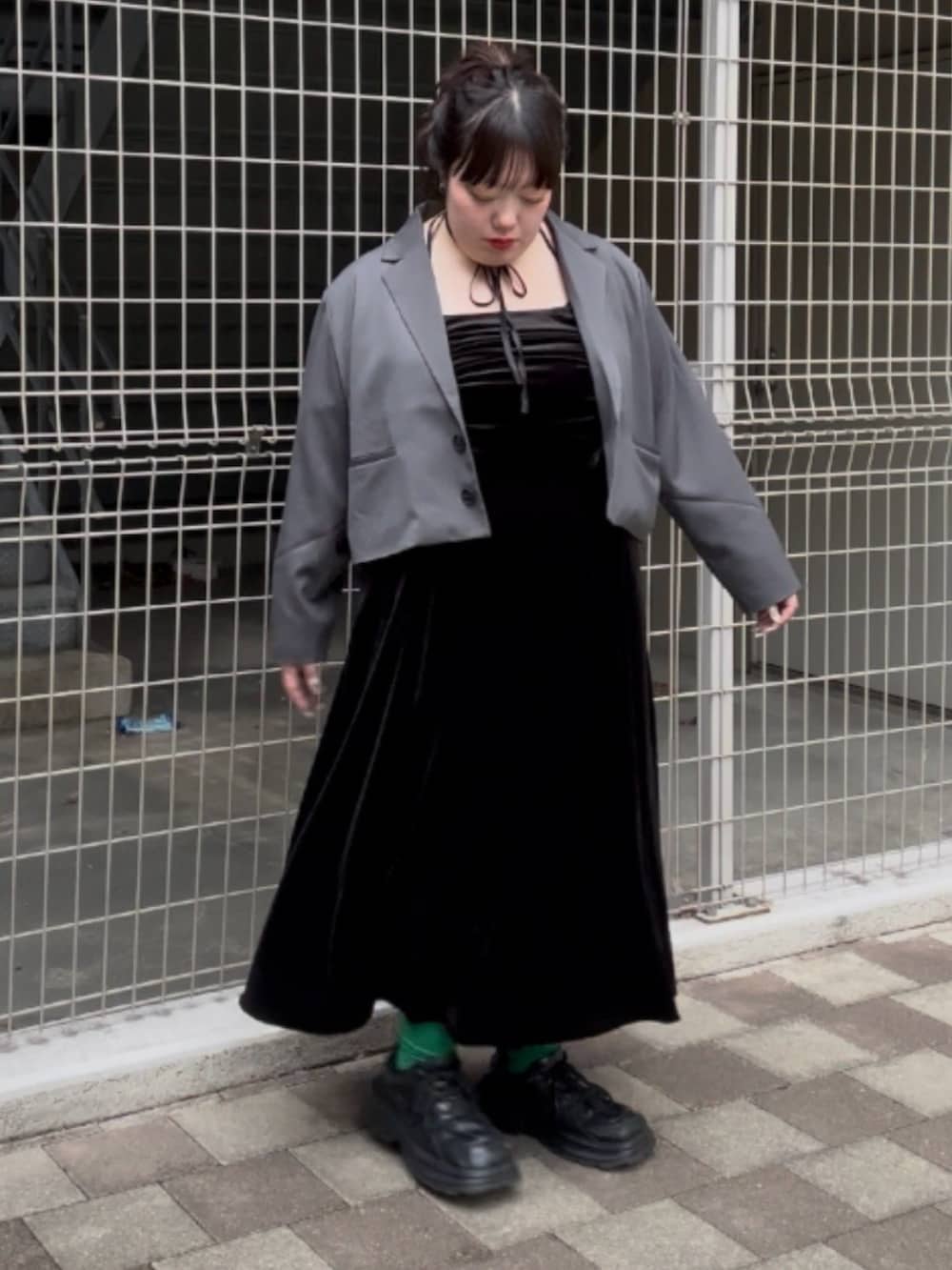 ブラック系のワンピース、グレー系のテーラードジャケットを着用したレディースの春コーディネートの3枚目の写真