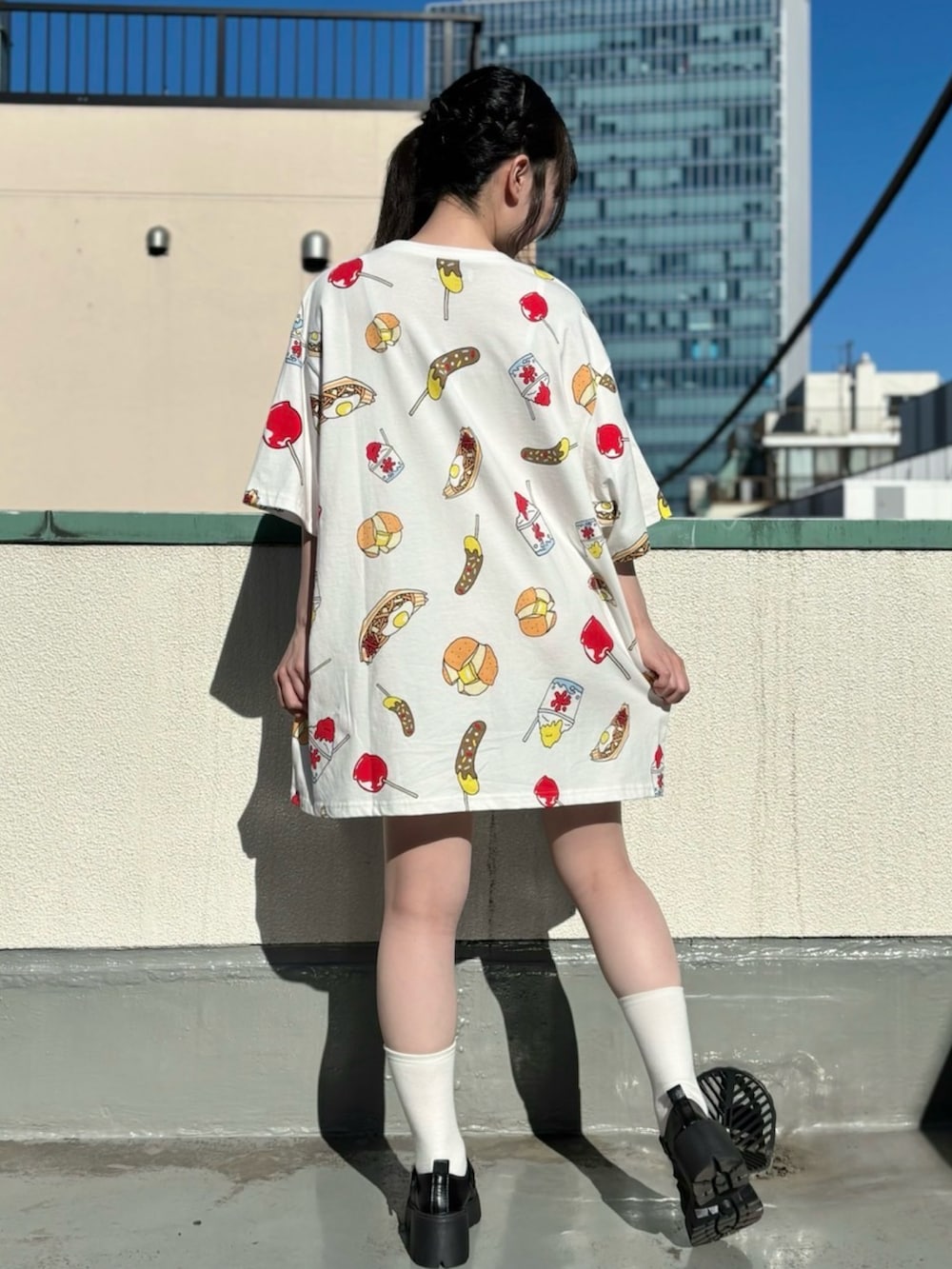 ホワイト系のTシャツ/カットソーを着用したレディースの夏コーディネートの3枚目の写真