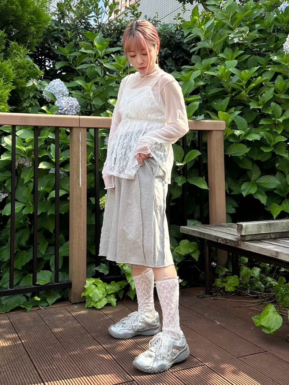 グレー系のスウェットパンツ、ホワイト系のTシャツ/カットソー、ホワイト系のチュニックを着用したレディースの夏コーディネートの4枚目の写真