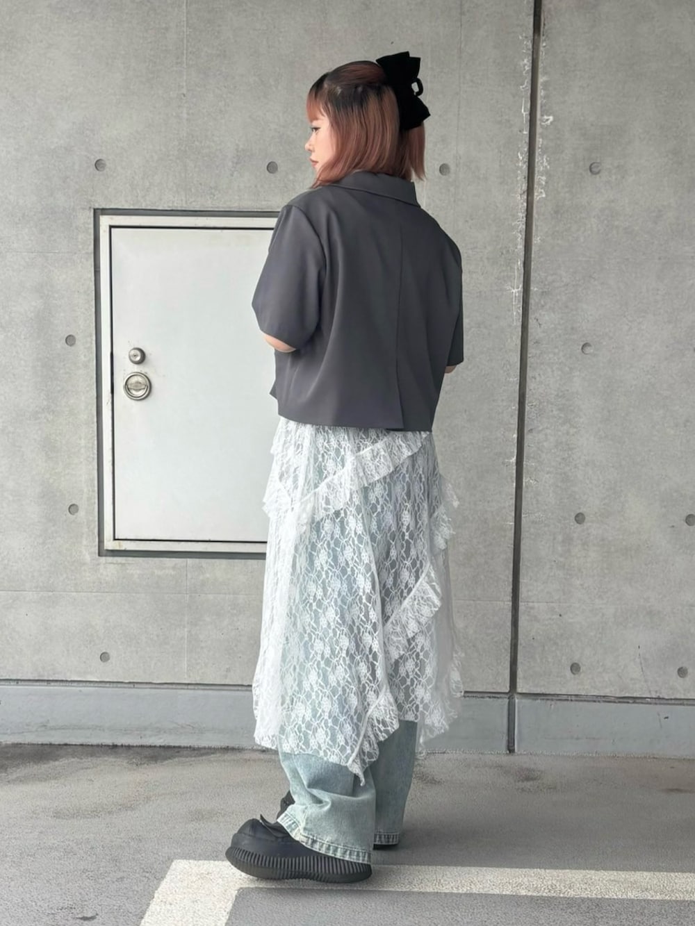 ホワイト系のスカート、ブルー系のデニムパンツ、グレー系のテーラードジャケットを着用したレディースの夏コーディネートの3枚目の写真