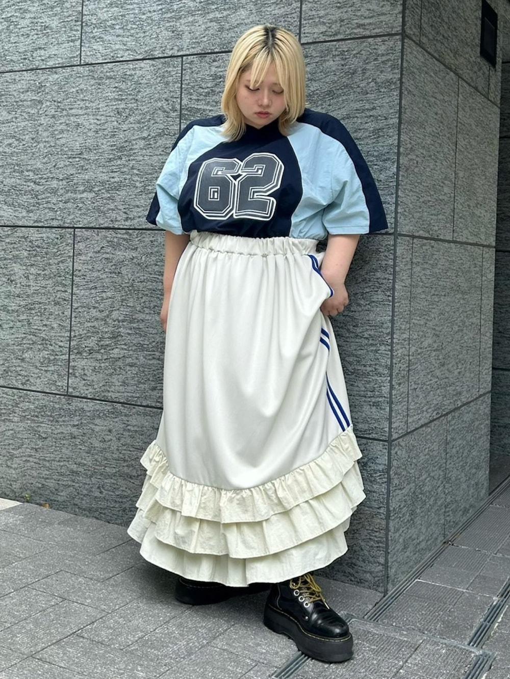 ホワイト系のスカート、ブルー系のTシャツ/カットソーを着用したレディースの秋コーディネートの2枚目の写真