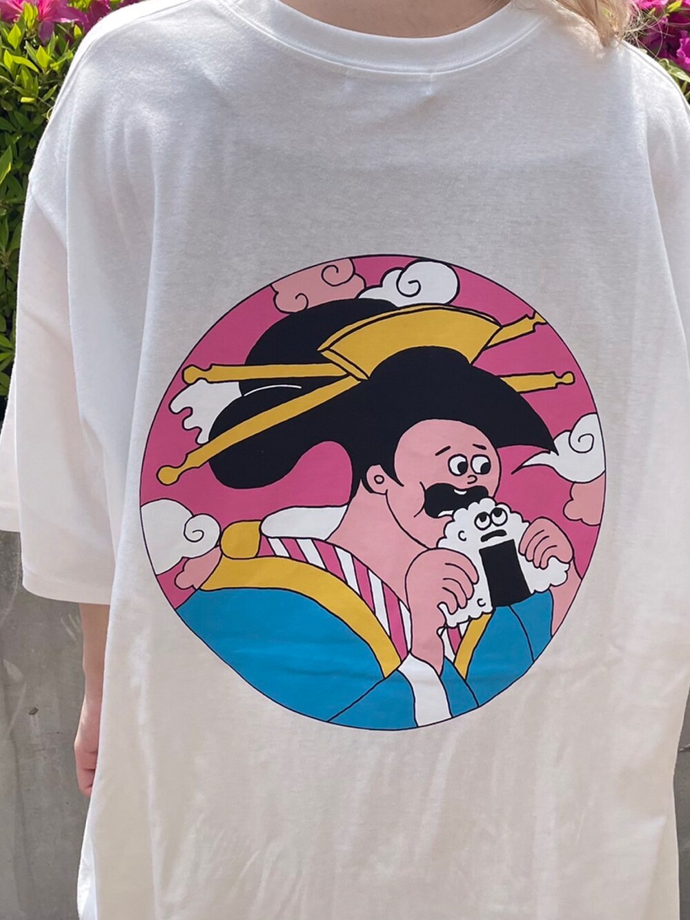 ホワイト系のTシャツ/カットソー、ブラック系のスカートを着用したレディースの春コーディネートの3枚目の写真