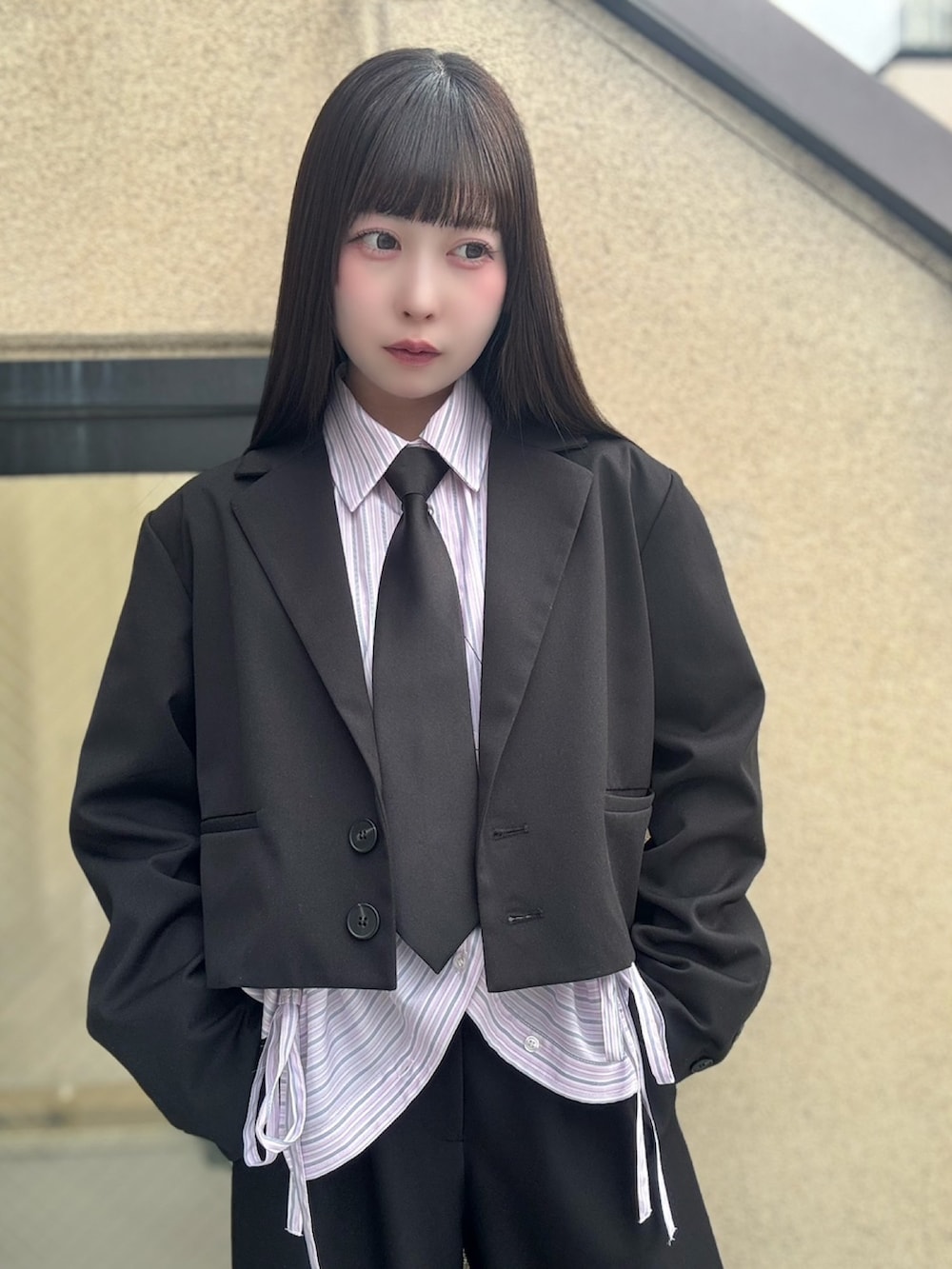 ブラック系のその他パンツ、ブラック系のテーラードジャケット、ピンク系のシャツ/ブラウスを着用したレディースの春コーディネートの5枚目の写真