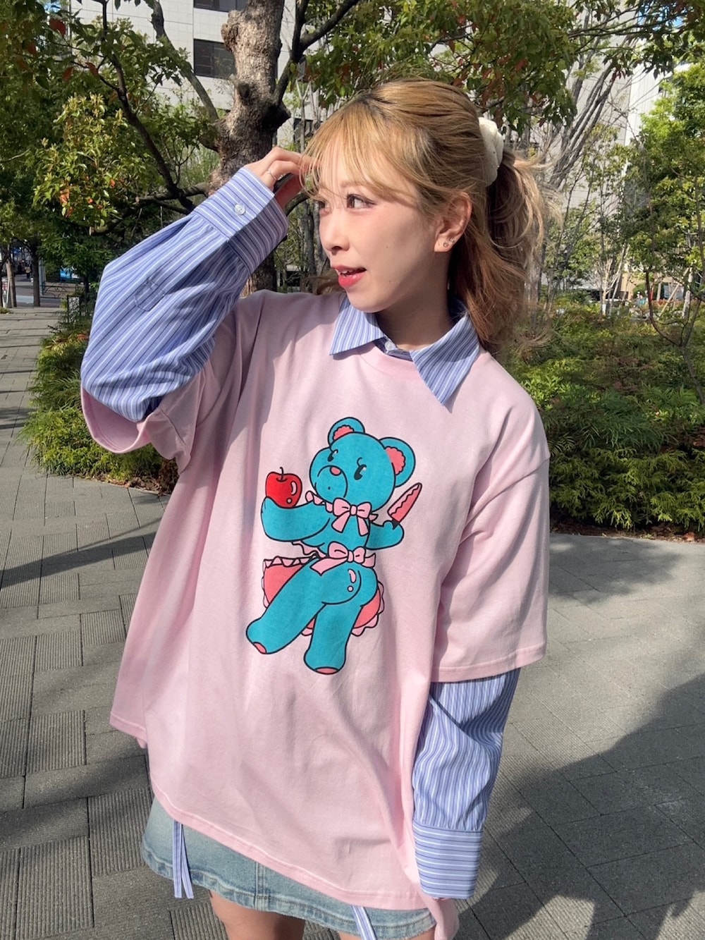 ピンク系のTシャツ/カットソー、ブルー系のシャツ/ブラウス、ブルー系のデニムスカートを着用したレディースの春コーディネートの6枚目の写真
