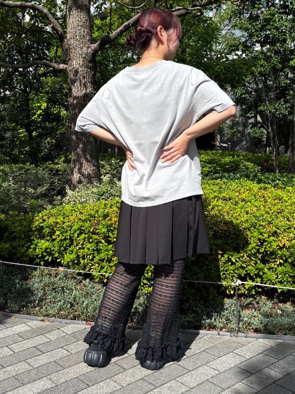 ブラック系のその他パンツ、ブラック系のスカート、グレー系のTシャツ/カットソーを着用したレディースの夏コーディネートの4枚目の写真