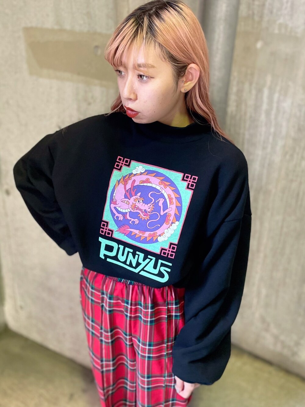 レッド系のその他パンツ、ブラック系のスウェットを着用したレディースの秋コーディネートの2枚目の写真