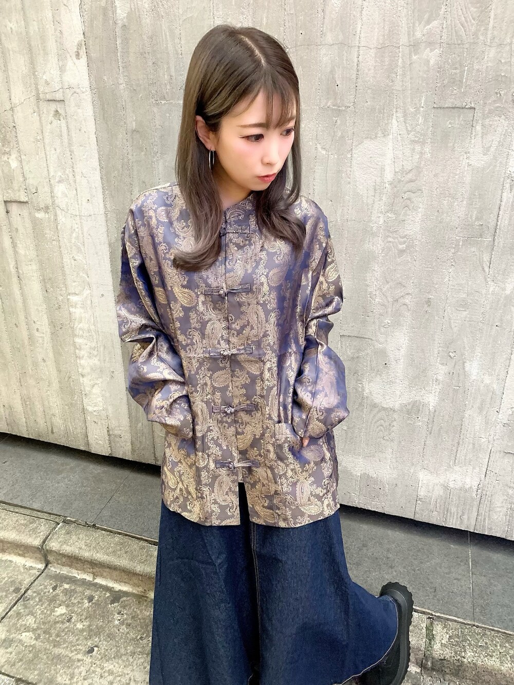 ブルー系のデニムスカート、ブラック系のブーツ、パープル系のシャツ/ブラウスを着用したレディースの秋コーディネートの3枚目の写真