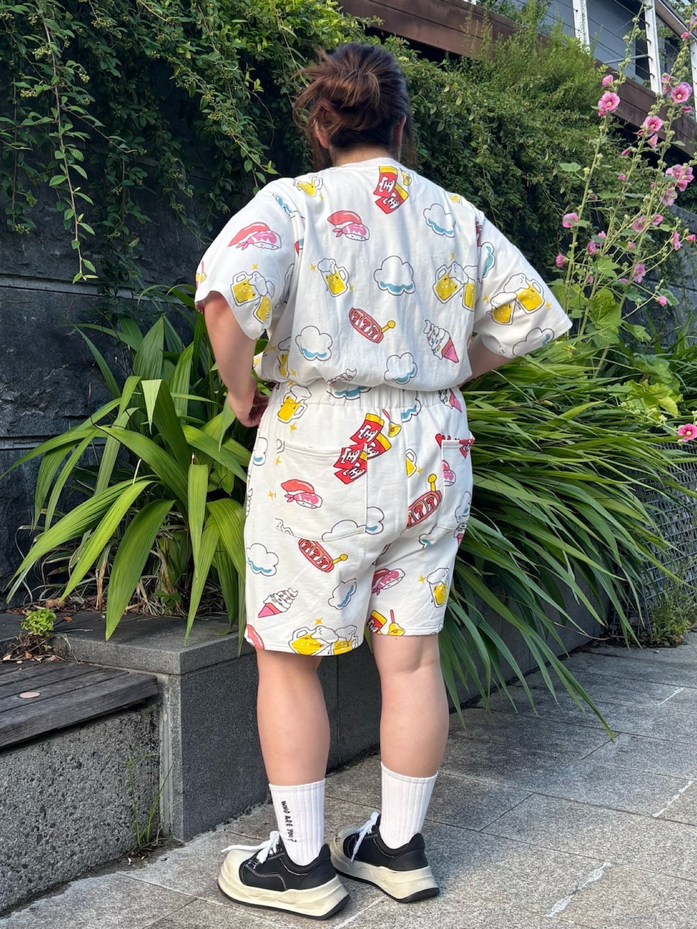 ホワイト系のスウェットパンツ、ホワイト系のTシャツ/カットソーを着用したレディースの夏コーディネートの4枚目の写真