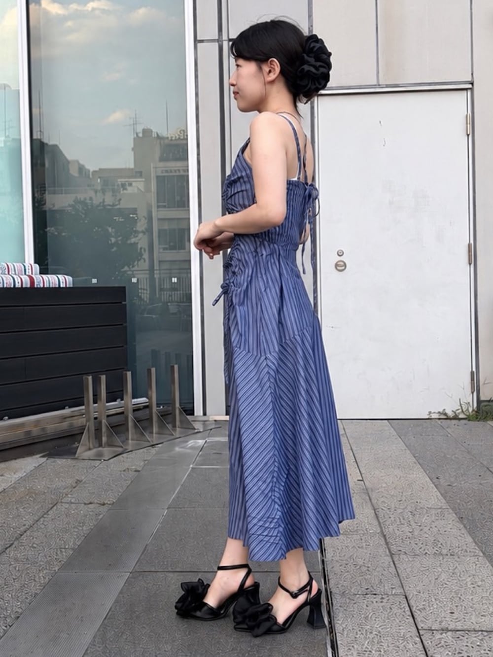 グレー系のワンピースを着用したレディースの夏コーディネートの2枚目の写真