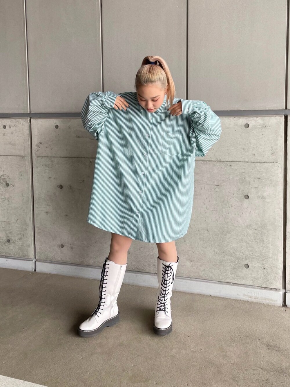 グリーン系のシャツ/ブラウス、ブラック系のベルトを着用したレディースの冬コーディネートの2枚目の写真