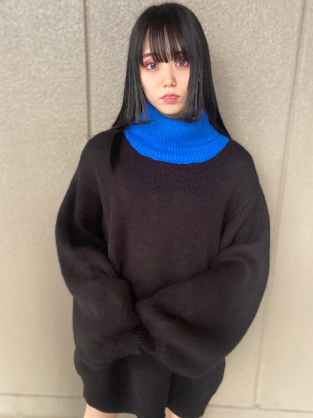 ブラック系のニット/セーター、ブラック系のブーツを着用したレディースの冬コーディネートの2枚目の写真