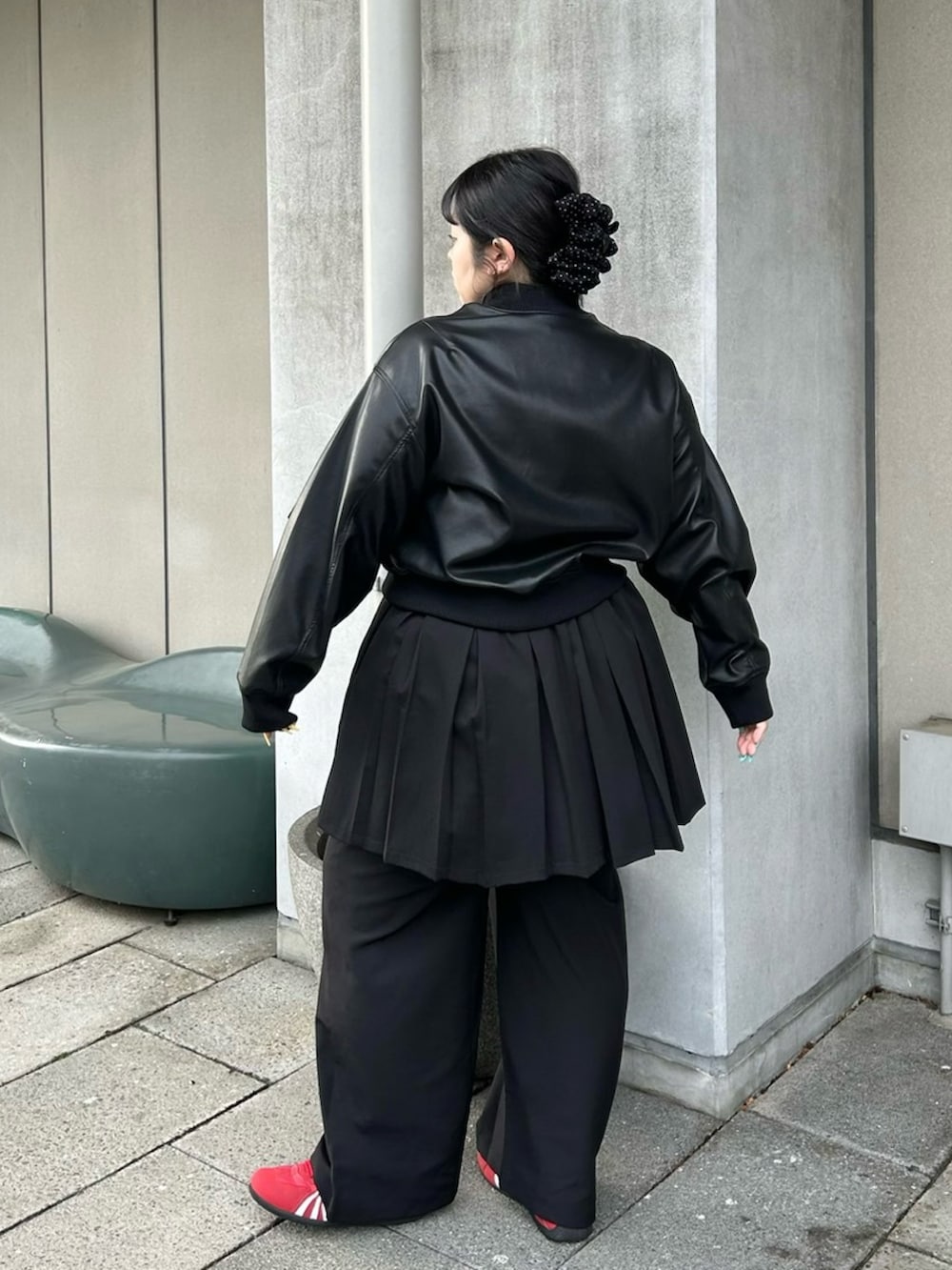 ブラック系のスカート、ブラック系のその他パンツ、ブラック系のブルゾンを着用したレディースの春コーディネートの5枚目の写真