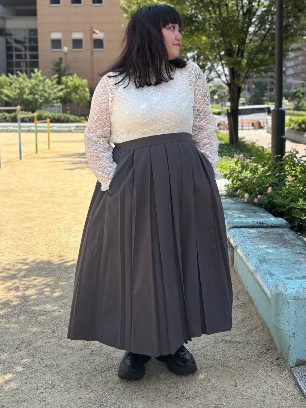グレー系のスカート、ホワイト系のTシャツ/カットソーを着用したレディースの夏コーディネートの2枚目の写真