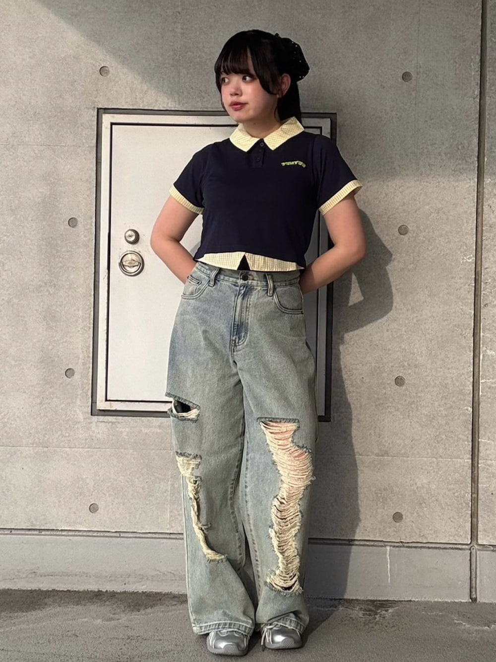 ブルー系のデニムパンツ、ブルー系のTシャツ/カットソーを着用したレディースの夏コーディネートの5枚目の写真