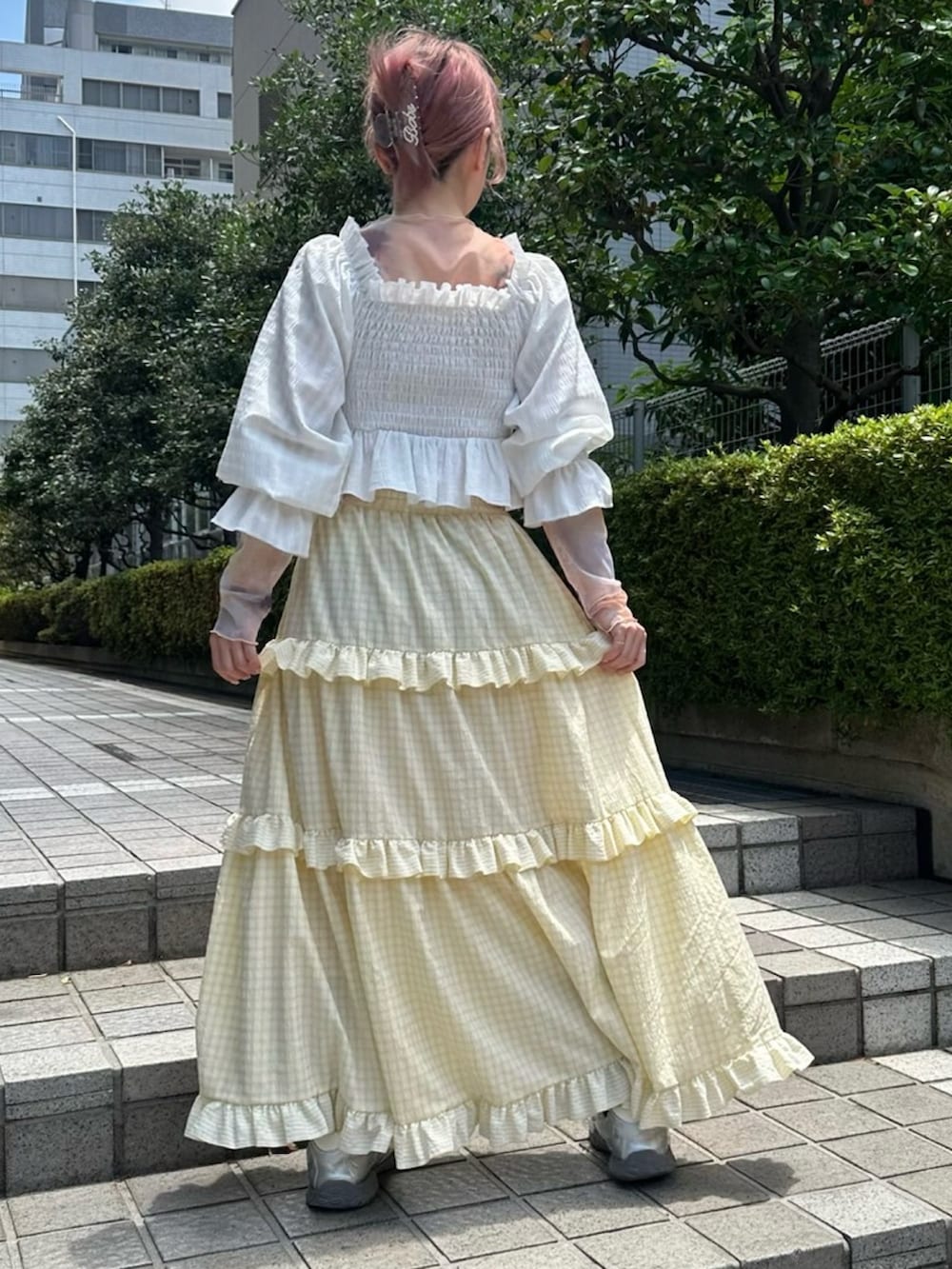 イエロー系のスカート、ホワイト系のシャツ/ブラウスを着用したレディースの夏コーディネートの6枚目の写真
