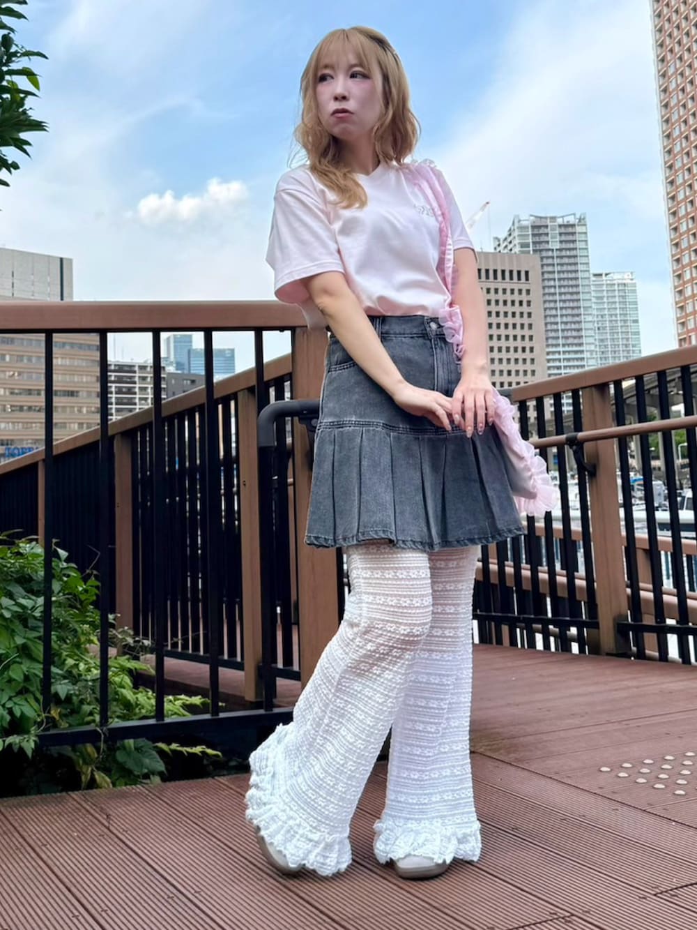 ブルー系のデニムスカート、ホワイト系のその他パンツ、ピンク系のTシャツ/カットソーを着用したレディースの夏コーディネートの3枚目の写真