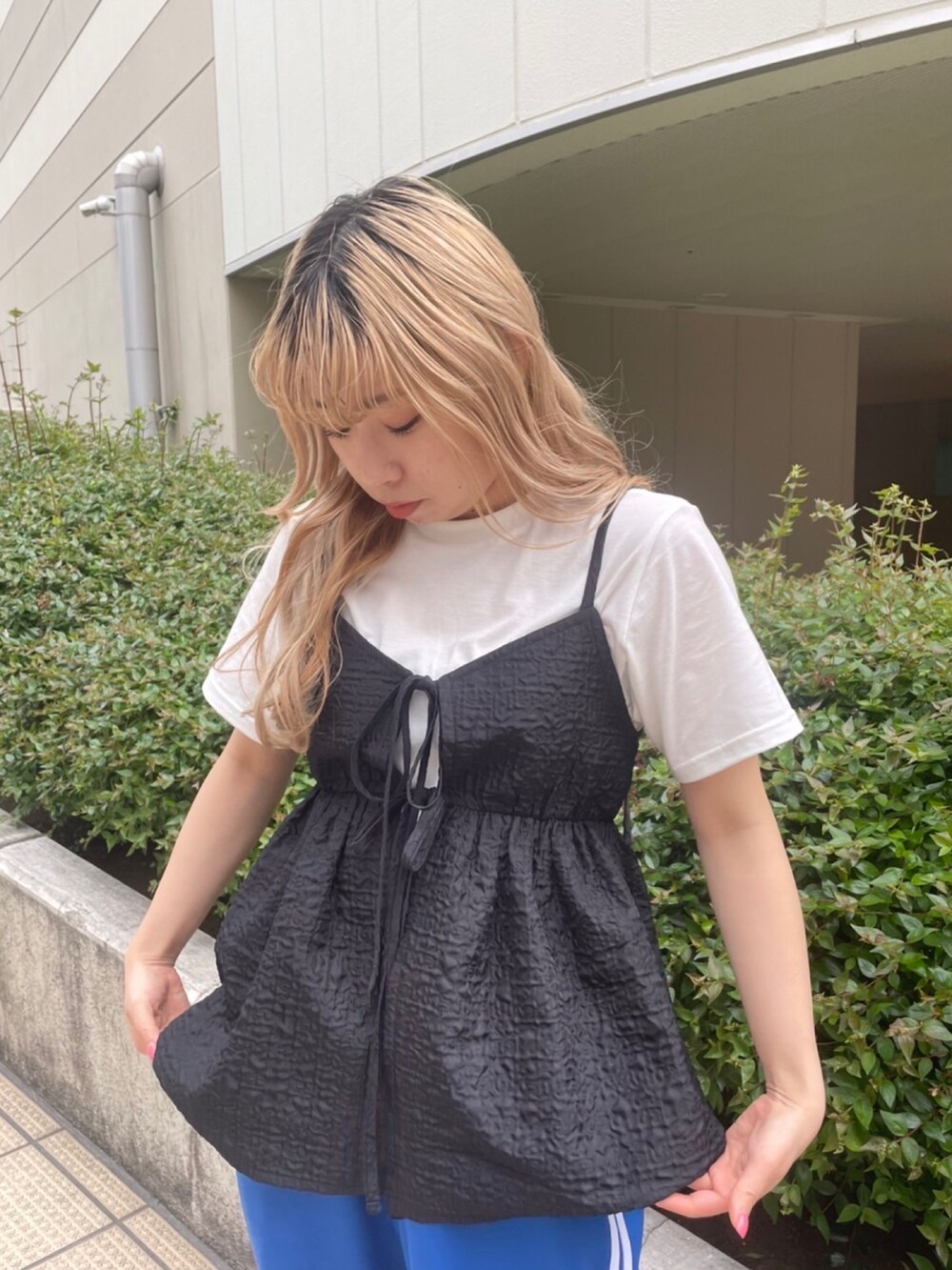 ホワイト系のTシャツ/カットソー、ブラック系のキャミソール、ブルー系のその他パンツを着用したレディースの春コーディネートの4枚目の写真