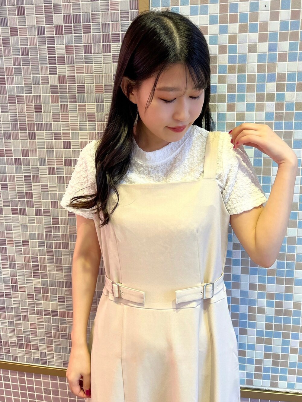 ベージュ系のワンピース、ホワイト系のTシャツ/カットソーを着用したレディースの春コーディネートの2枚目の写真