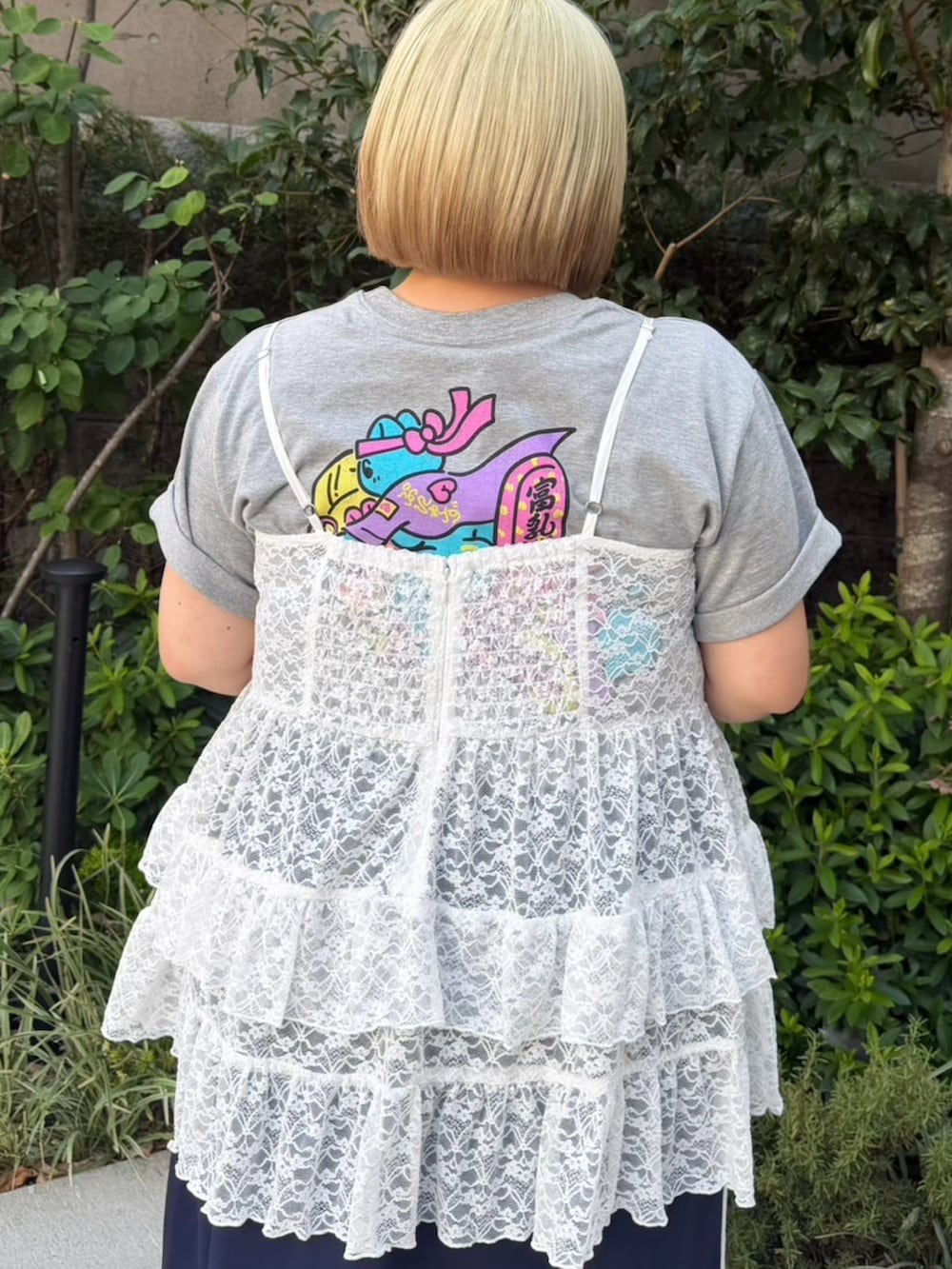 ブルー系のスカート、ホワイト系のワンピース、グレー系のTシャツ/カットソーを着用したレディースの夏コーディネートの5枚目の写真
