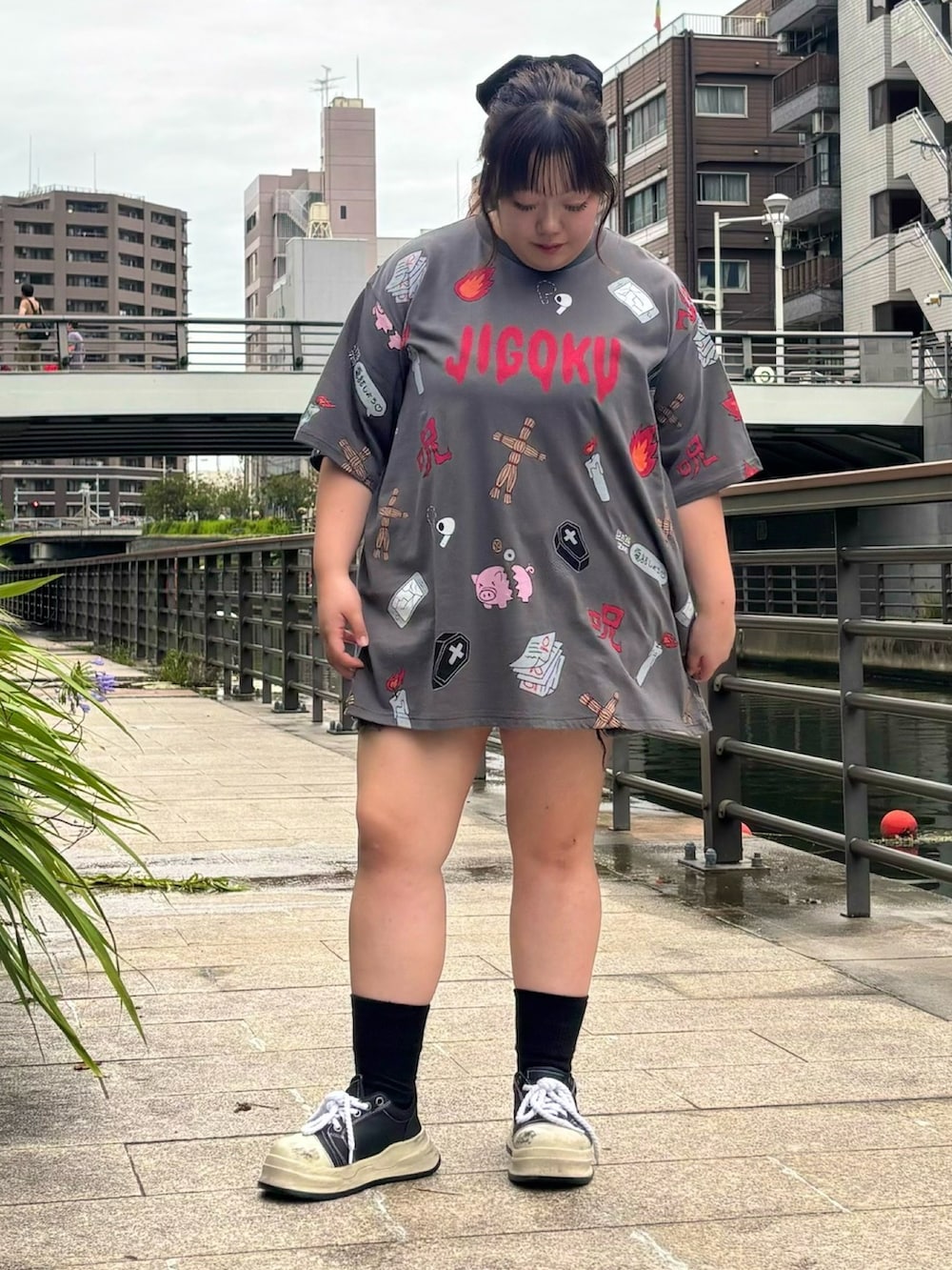 ブラック系のTシャツ/カットソーを着用したレディースの夏コーディネートの3枚目の写真