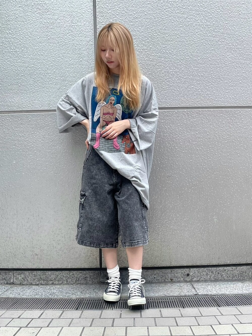 グレー系のTシャツ/カットソー、ブラック系のデニムパンツを着用したレディースの夏コーディネートの3枚目の写真