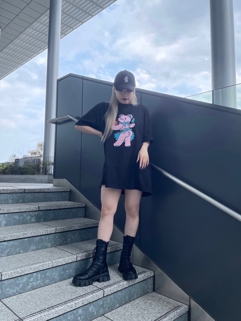 ブラック系のTシャツ/カットソー、ブラック系のキャップを着用したレディースの春コーディネートの3枚目の写真