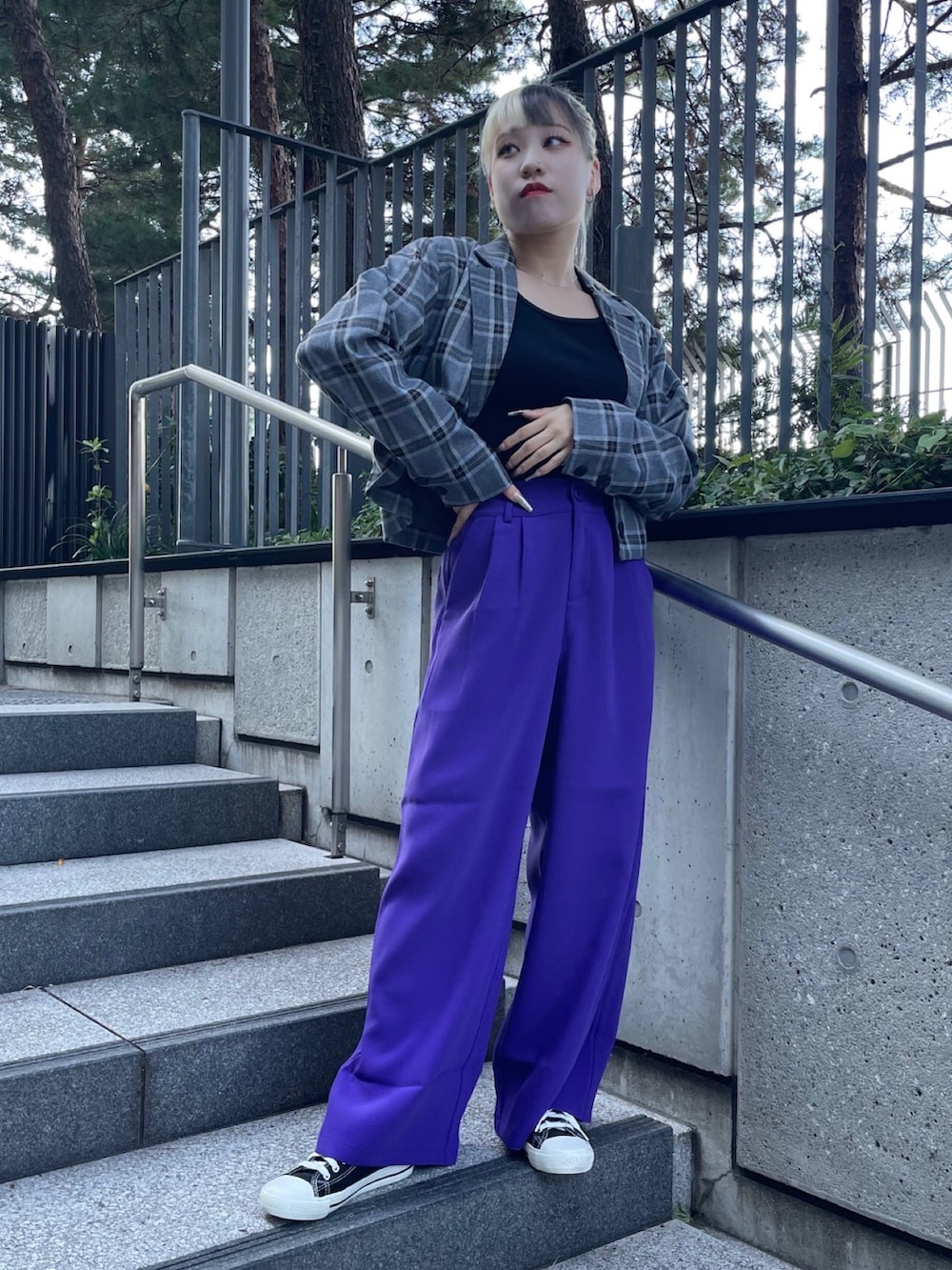 グレー系のテーラードジャケット、ブラック系のタンクトップ、ブルー系のその他パンツを着用したレディースの秋コーディネートの2枚目の写真