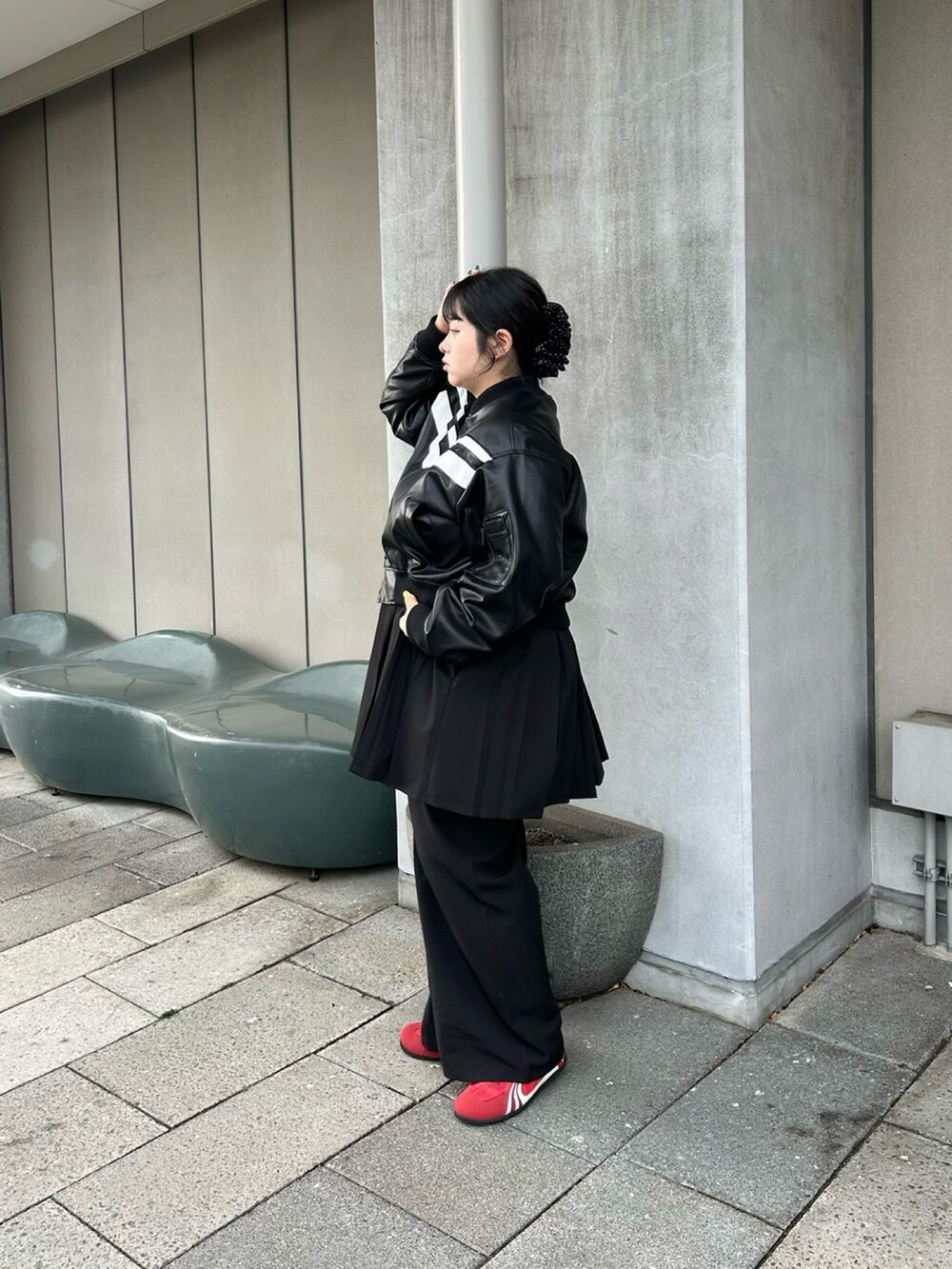 ブラック系のスカート、ブラック系のその他パンツ、ブラック系のブルゾンを着用したレディースの春コーディネートの3枚目の写真