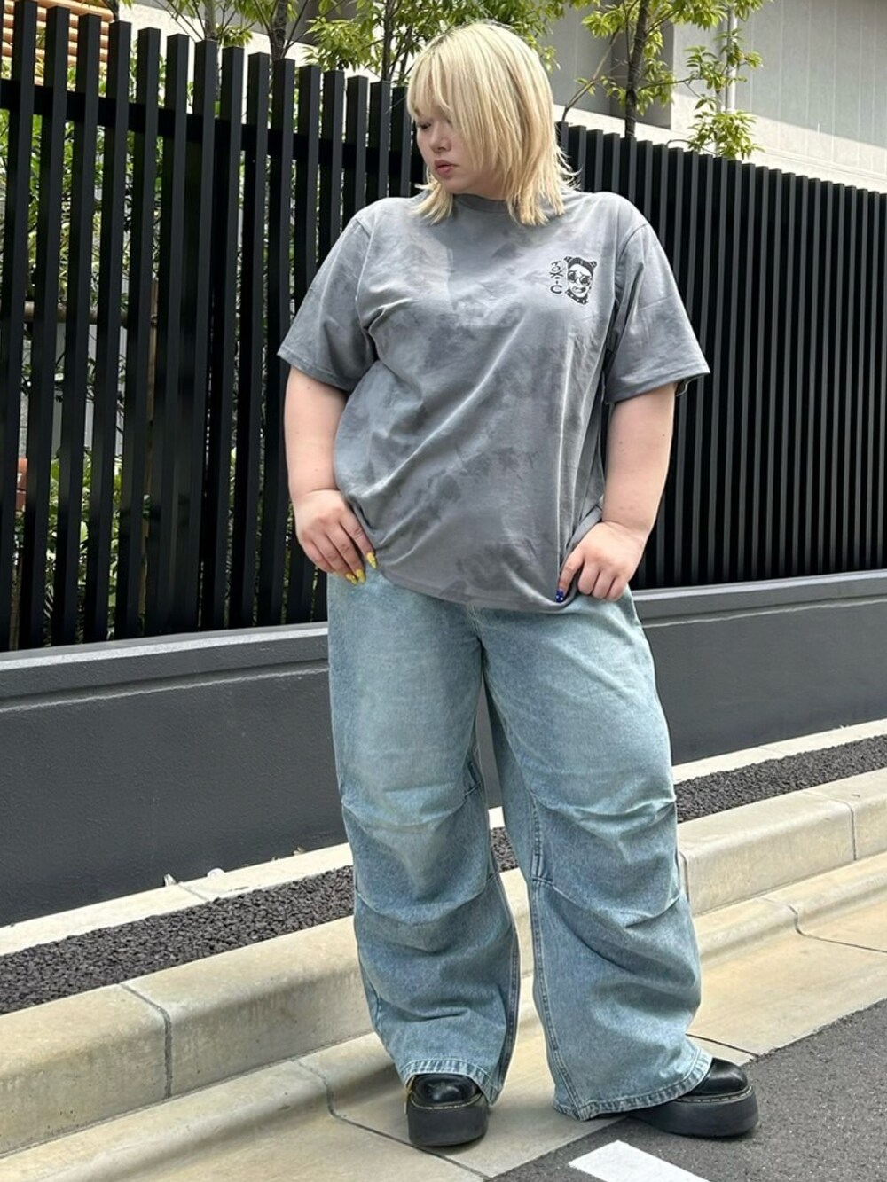 ブルー系のデニムパンツ、ブラック系のTシャツ/カットソーを着用したレディースの秋コーディネートの2枚目の写真