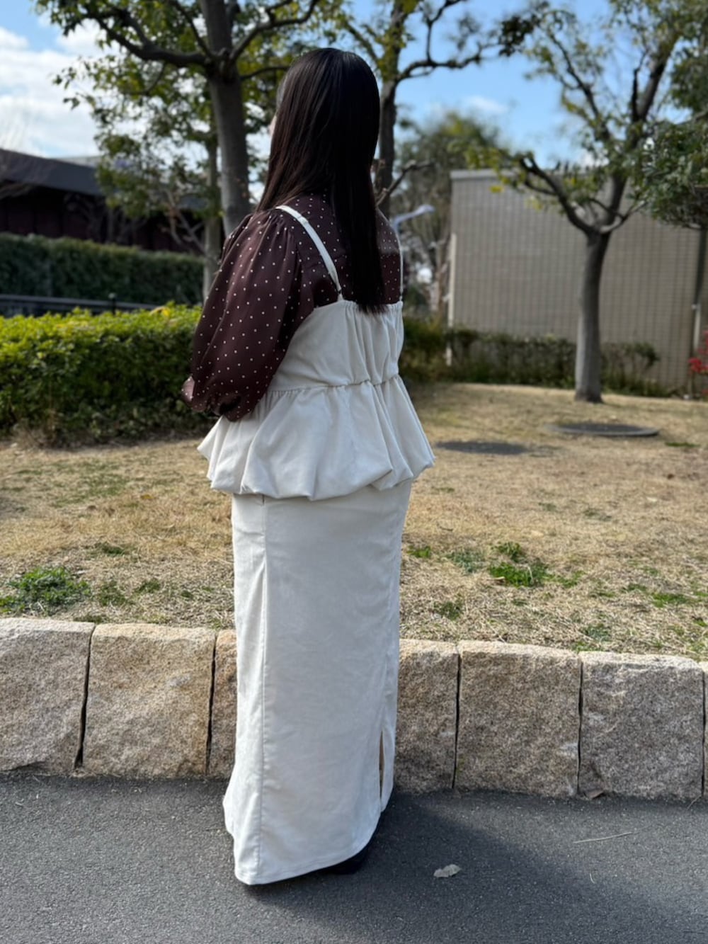 ホワイト系のスカート、ホワイト系のチュニック、ブラウン系のシャツ/ブラウスを着用したレディースの春コーディネートの4枚目の写真