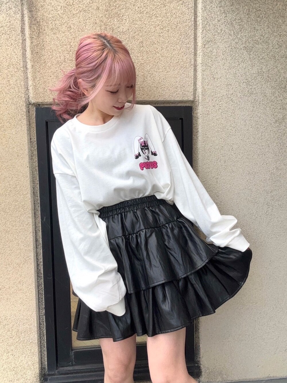 ホワイト系のTシャツ/カットソー、ブラック系のスカートを着用したレディースの冬コーディネートの2枚目の写真