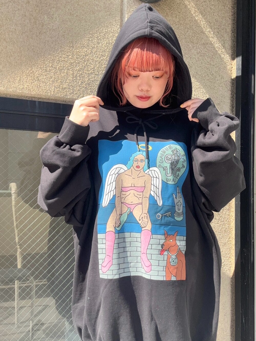 パープル系のMA-1、ブラック系のパーカーを着用したレディースの春コーディネートの2枚目の写真