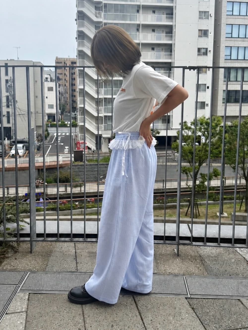 ブルー系のその他パンツ、ホワイト系のTシャツ/カットソーを着用したレディースの夏コーディネートの4枚目の写真
