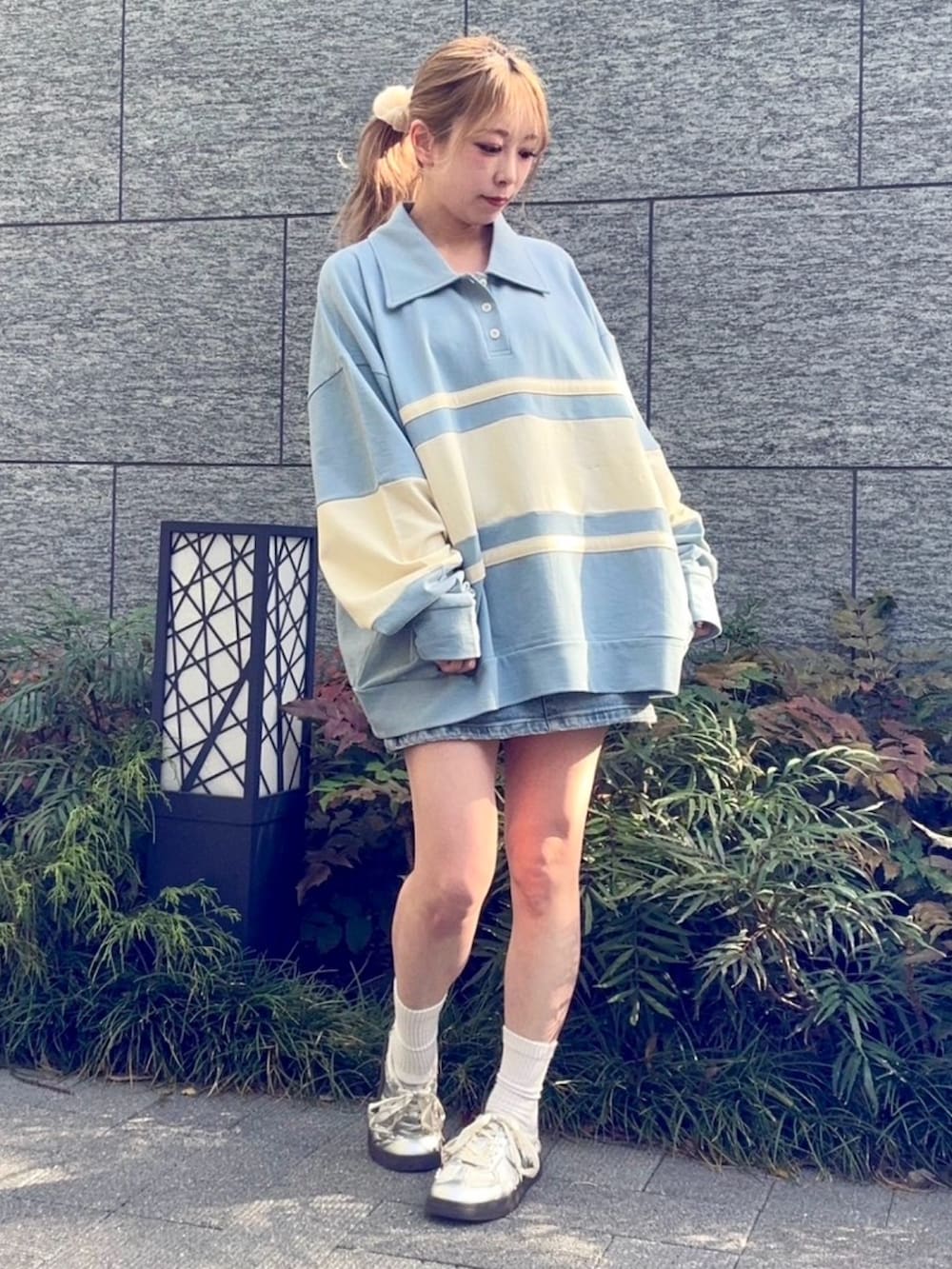 ブルー系のスウェット、ブルー系のデニムスカートを着用したレディースの春コーディネートの3枚目の写真